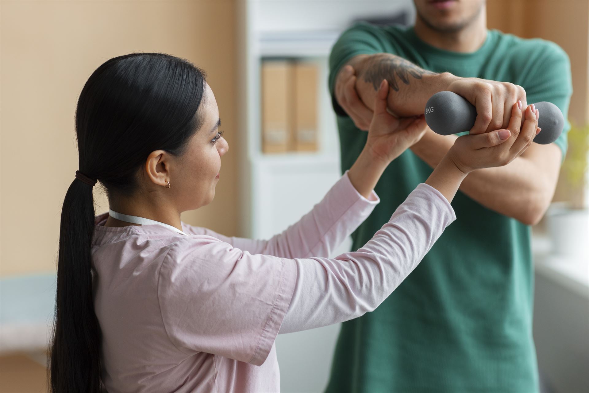 Profesional acompañando a un paciente en rehabilitación